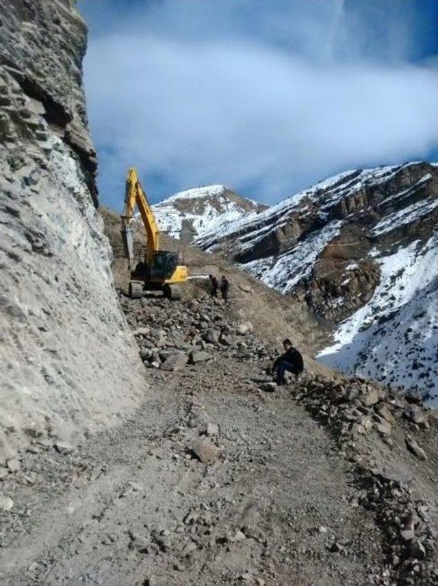 Büyükşehir, Konforlu Bir Ulaşım İçin Kırsalda Yol Yapıyor