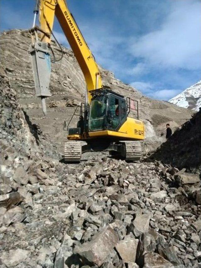 Büyükşehir, Konforlu Bir Ulaşım İçin Kırsalda Yol Yapıyor