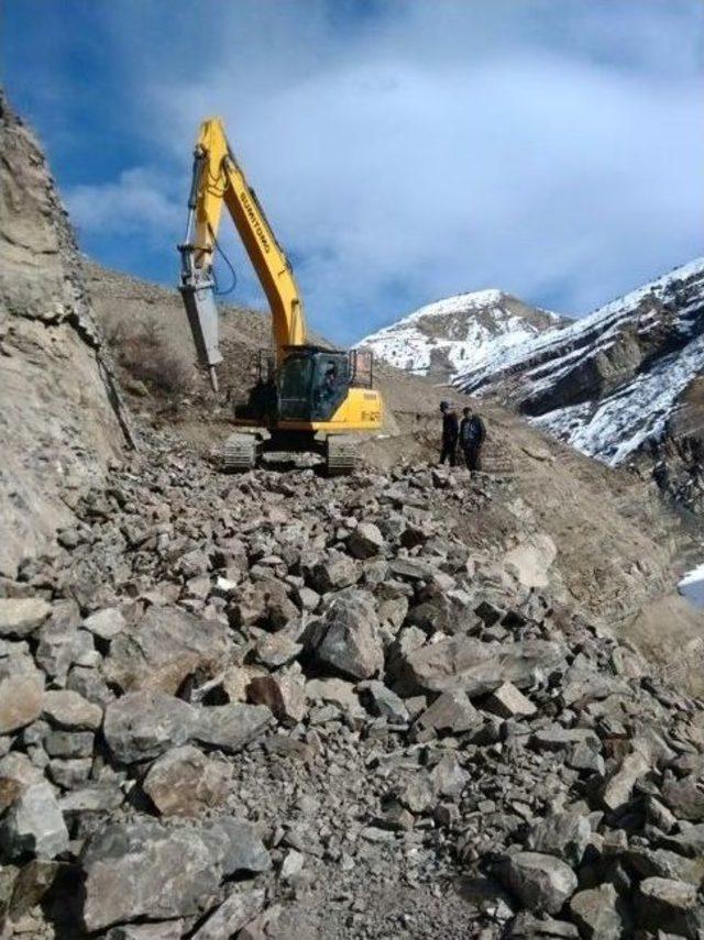 Büyükşehir, Konforlu Bir Ulaşım İçin Kırsalda Yol Yapıyor