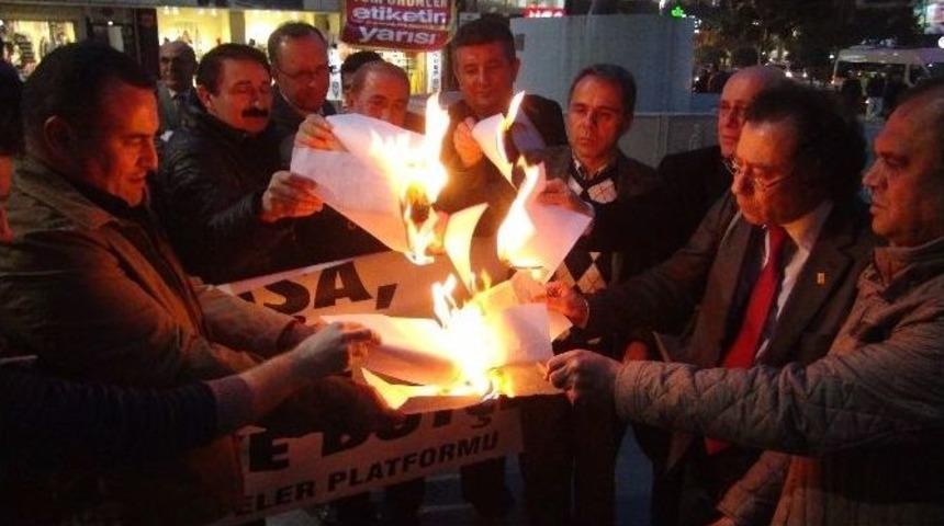 Manisa Kesk &Uuml;yeleri Maaş Bordrolarını Yaktı