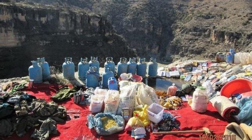 Batman&rsquo;da Pkk Sığınaklarında El Yapımı Bomba Ve Yaşam Malzemesi Ele Ge&ccedil;irildi
