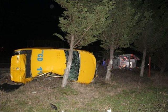 Ambulansla Taksi Çarpıştı; 1 Ölü, 4 Yaralı