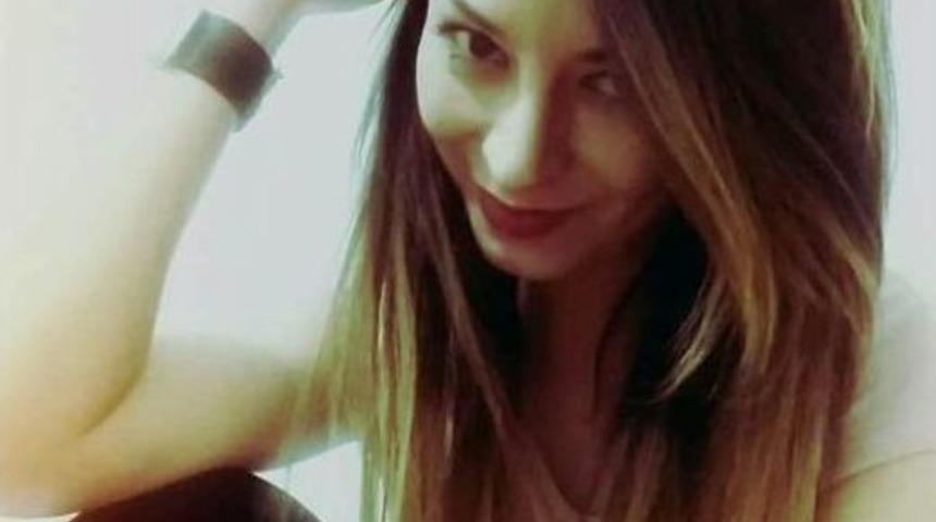 Gen&ccedil; Kız Kaza Yaptığı Otomobilde &Ouml;ld&uuml;