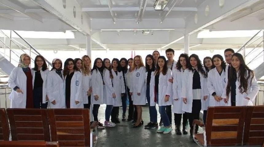 Marmara Üniversitesi Öğrencilerinden Vapurda, ’antibiyotik’ Bilinçlendirmesi