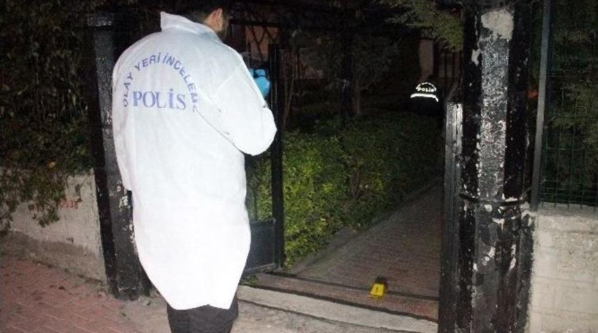 Evinin &Ouml;n&uuml;nde Ayaklarından Vuruldu