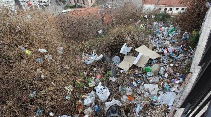 Osman Gazi Ve Orhan Gazi&rsquo;nin T&uuml;rbelerinin Etrafı Şarap Şişesinden Ge&ccedil;ilmiyor