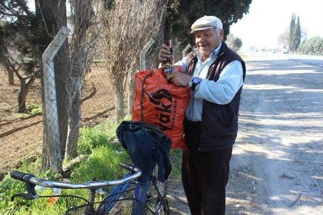 Devlete Verdiği Sözü Tutmak İçin Çöp Topluyor