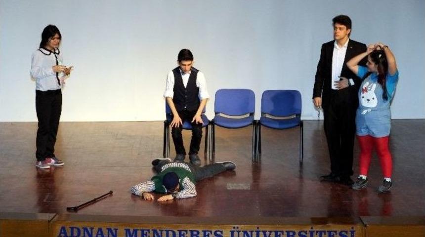 &Uuml;niversiteli Gen&ccedil;lerin Sahnelediği Oyun Beğeni Topladı