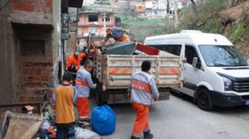 Akli Dengesi Bozuk Vatandaşın Evinden 3 Kamyon &Ccedil;&ouml;p &Ccedil;ıktı