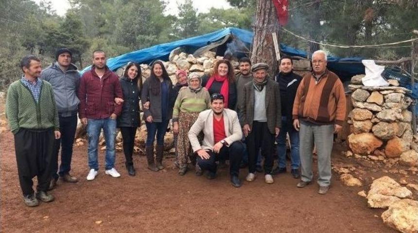 Takvim Parasıyla 200 &Ouml;ğrenciye Ayakkabı Yardımı