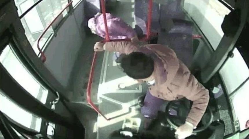 Otob&uuml;s Şof&ouml;r&uuml; Kalp Krizi Ge&ccedil;iren Yolcuyu Kurtardı