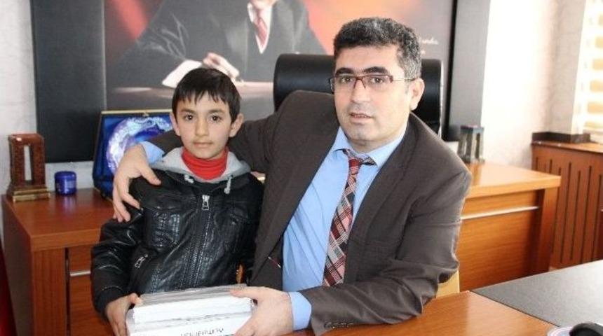 Kaymakam &Ccedil;etin&rsquo;den Başarılı &Ouml;ğrenciye Tablet