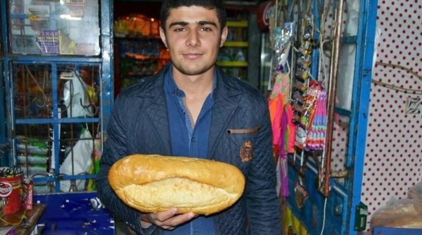 Marketten Aldığı Ekmeğin İ&ccedil;inden Somun &Ccedil;ıktı