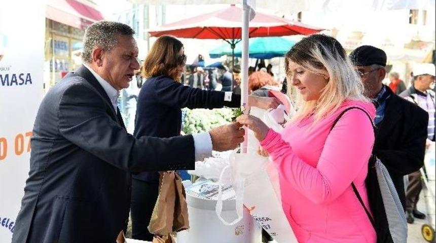 Muratpaşa Belediyesi Pazarlarda Fide Dağıtıyor