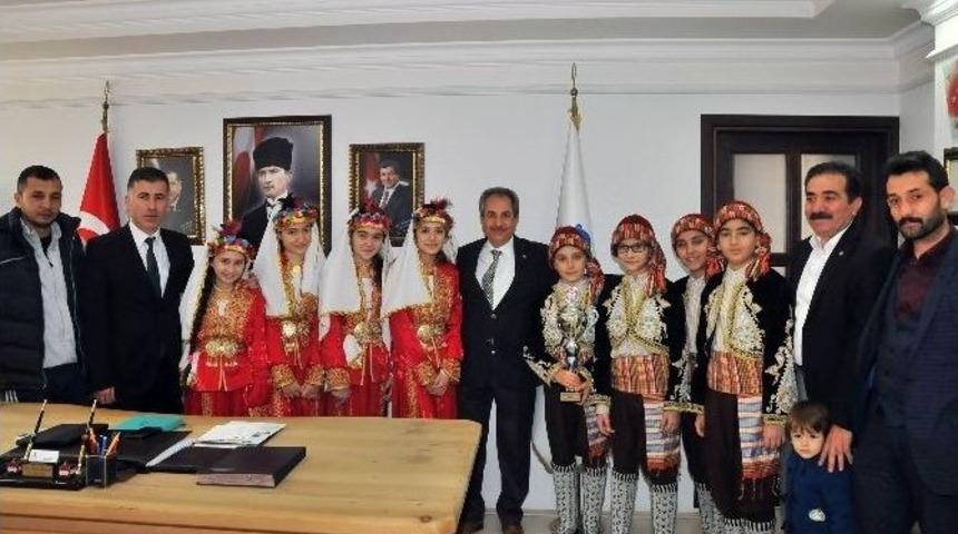 Halk Oyunları Ekibinden Başkan Akkaya’ya Ziyaret