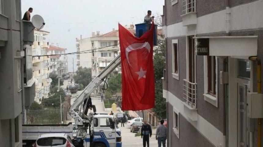 Şehidin Mahallesi T&uuml;rk Bayraklarıyla Donatıldı