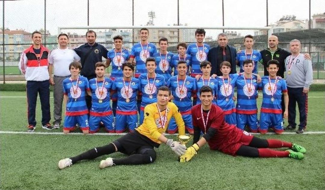 Aydın Liseler Arası Futbol Şampiyonasında İpi Nazilli G&ouml;ğ&uuml;sledi