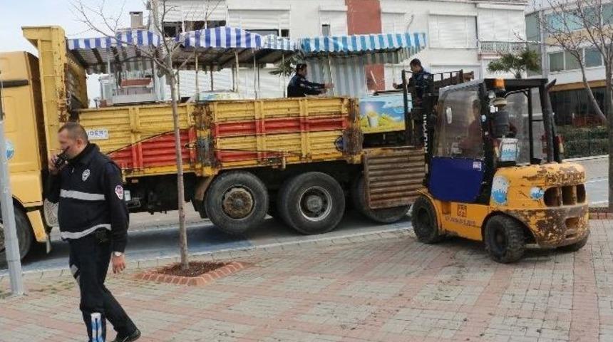 B&uuml;y&uuml;k&ccedil;ekmece&rsquo;de Zabıta, Seyyar Satıcılara G&ouml;z A&ccedil;tırmıyor