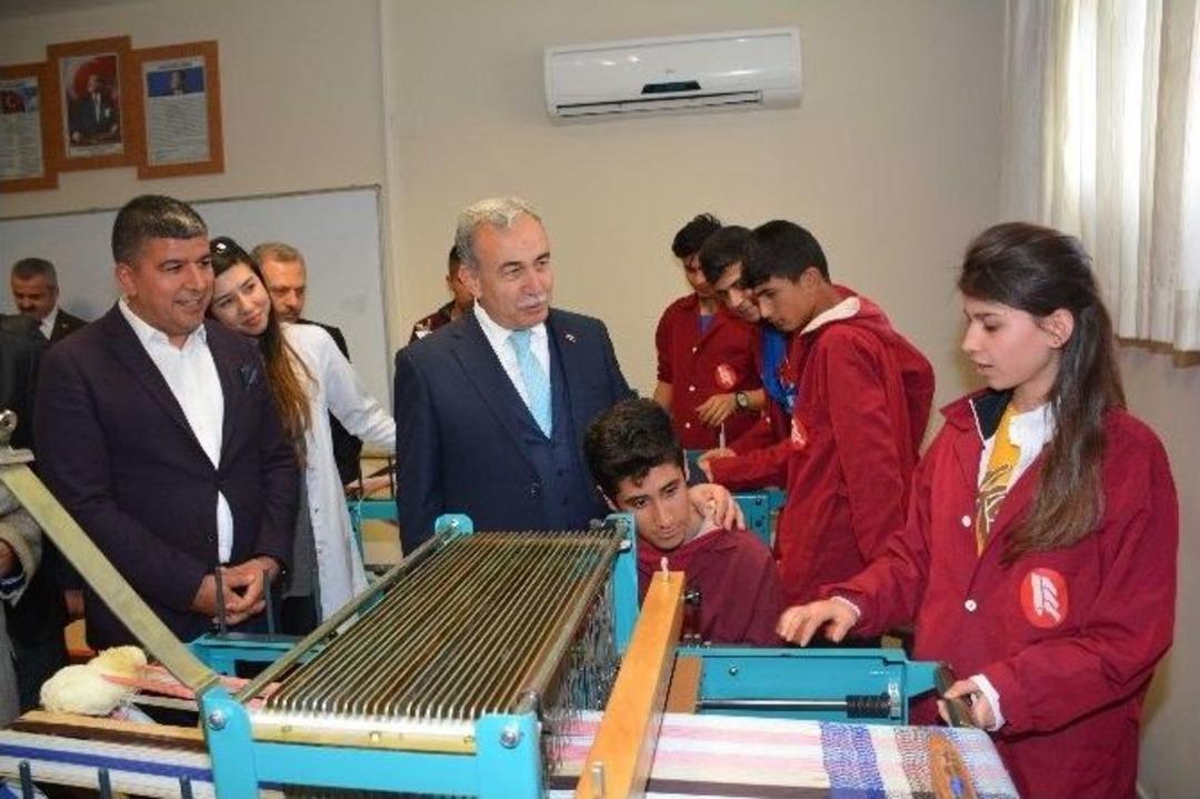 Vali B&uuml;y&uuml;k, Sanayicinin Yanında