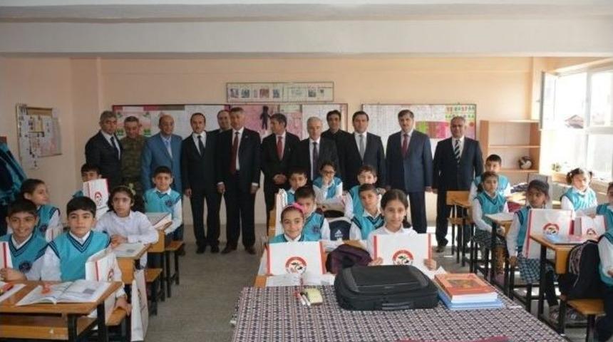 Vali Kam&ccedil;ı, Teog Sınavı Birincilerini &Ouml;d&uuml;llendirdi