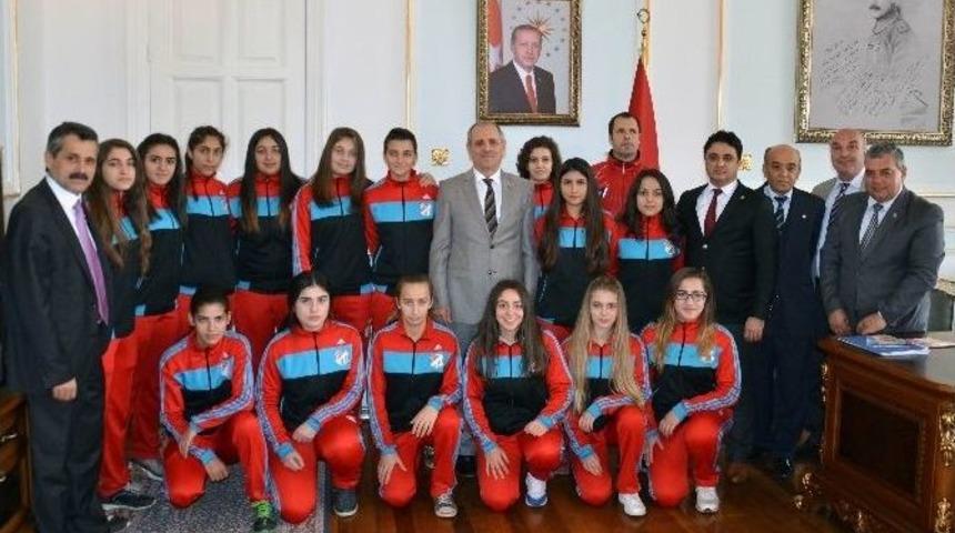 Bayan Futbolculardan Vali Salihoğlu&rsquo;na Ziyaret