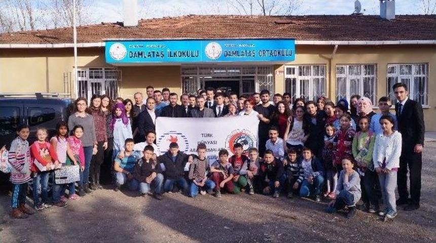 T&uuml;dat&rsquo;tan 2 Okula K&uuml;t&uuml;phane