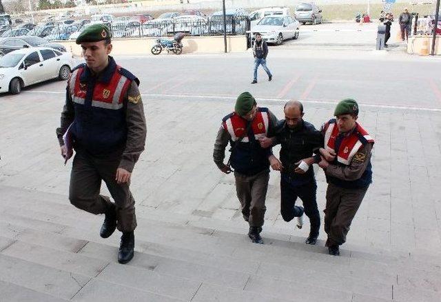 Jandarmadan Kaçarken Çatıdan Düştü