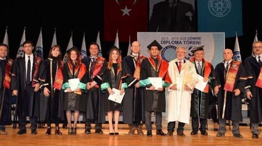 60 Yaşında &Uuml;&ccedil;&uuml;nc&uuml; &Uuml;niversiteyi Bitirdi