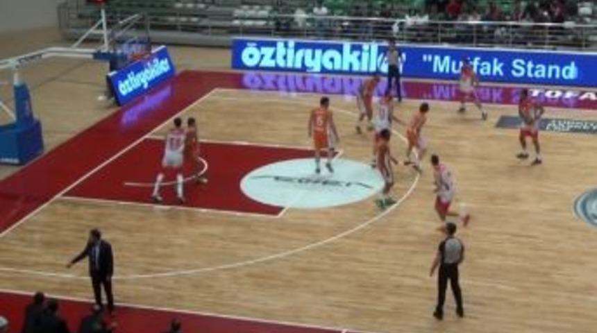 Rakibine Dirsek Atan Basketbolcuya 8 Ma&ccedil; Men