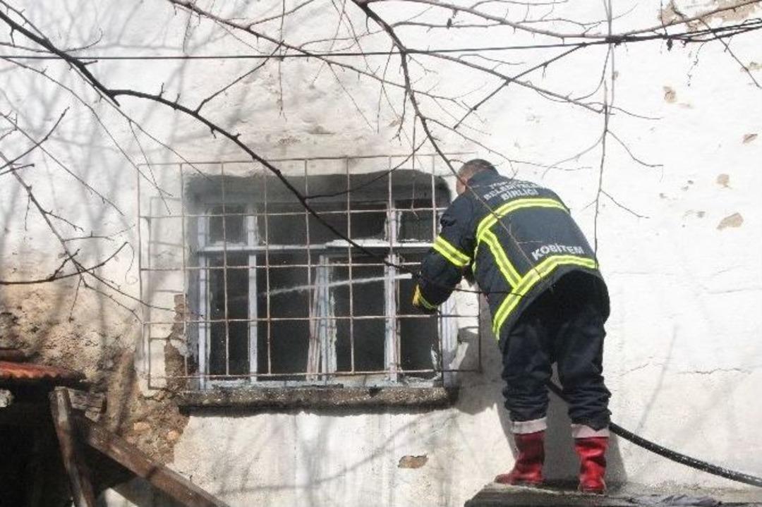 Metruk Evde &Ccedil;ıkan Yangın Korkuttu