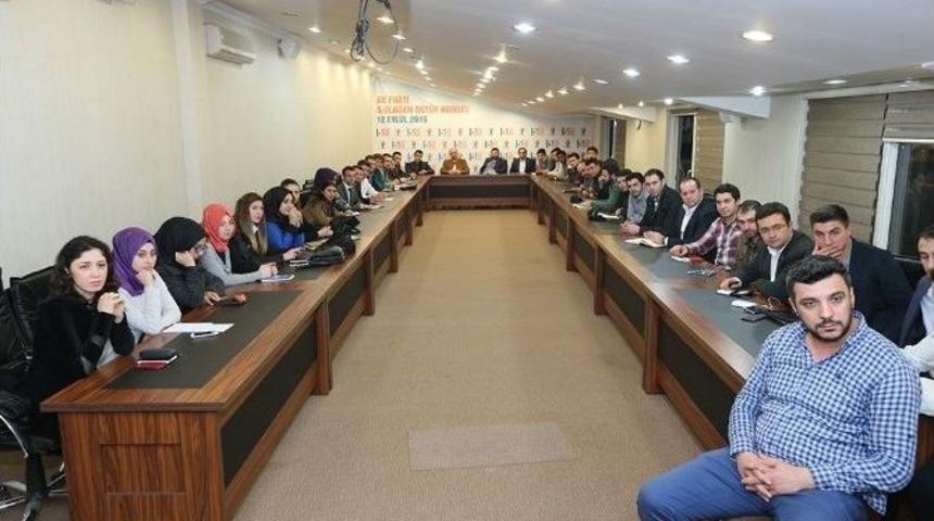 Başkan Zeki To&ccedil;oğlu Ak Partili Gen&ccedil;lerle Bir Araya Geldi