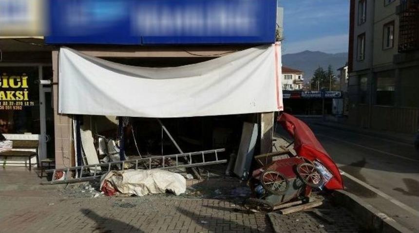 Alkoll&uuml; S&uuml;r&uuml;c&uuml; Otomobille Otob&uuml;s Firmasının Ofisine Girdi