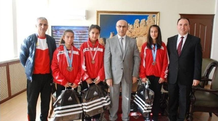 Tarımspor&rsquo;un Şampiyonları Vali Demirtaş&rsquo;ı Ziyaret Etti