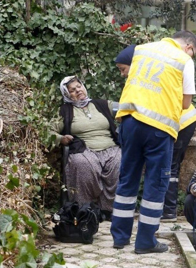 Dumanlar Arasında Kalan Anne Ve Oğlunu İtfaiye Kurtardı