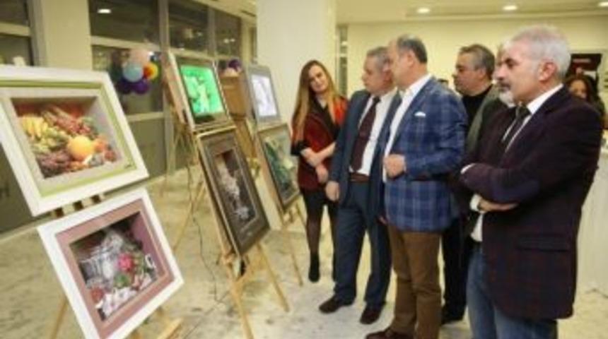 Resmin &Uuml;&ccedil;&uuml;nc&uuml; Boyutu Bu Sergide