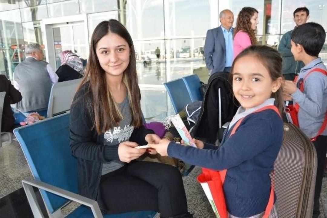 Okusunlar Diye Kitap Dağıttılar