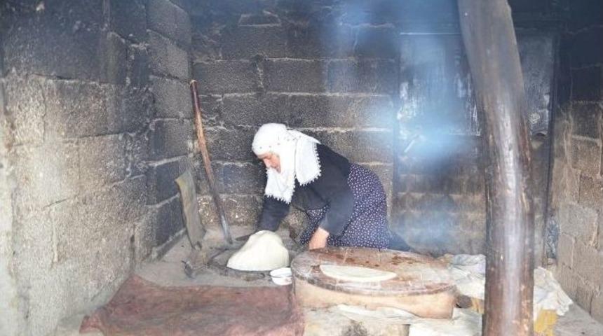 K&ouml;yl&uuml; Vatandaşlar Ekmek İhtiya&ccedil;larını Tandırdan Karşılıyor
