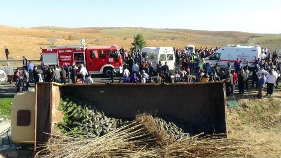 &Ouml;ğrenci Servisiyle Kamyon &Ccedil;arpıştı: 15 Yaralı