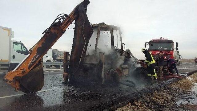 Yanan Kepçe Şehirler Arası Yolu Ulaşıma Kapattı