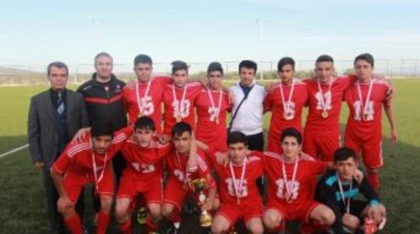 Gen&ccedil; Erkekler Futbol Şampiyonu Anadolu İmam Hatip Lisesi Oldu
