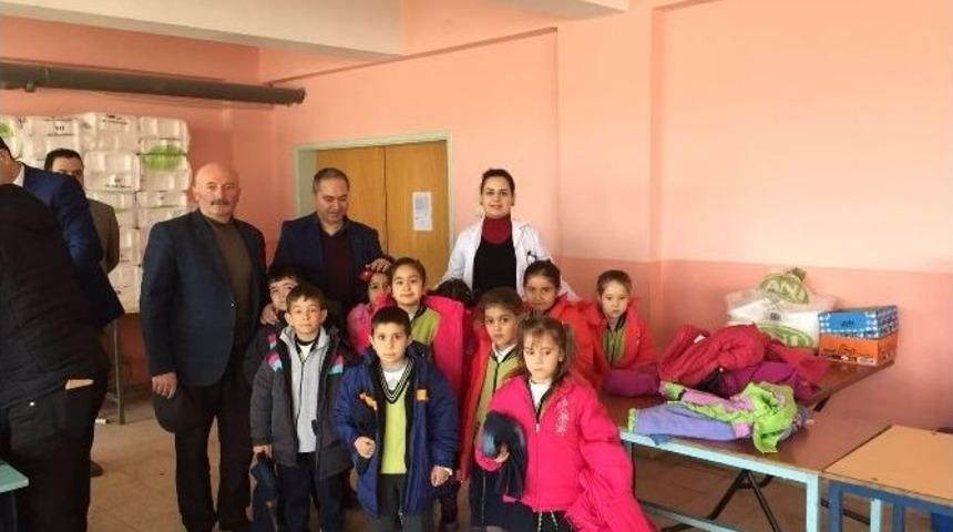 Yozgatlı Hayırsever İş Adamı Bilal Şahin&rsquo;den &Ouml;ğrencilere Giysi Yardımı