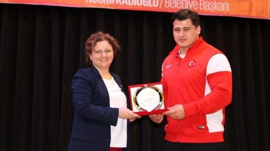 Şampiyon G&uuml;reş&ccedil;iler, Esenyurtlu Gen&ccedil;lerle Buluştu