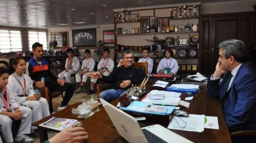 Karateciler Başkan Alıcık’ı Ziyaret Etti