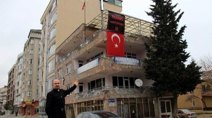 Kilise Past&ouml;r&uuml;, Ter&ouml;r&uuml; T&uuml;rk Bayrağı Ve Pankartla Lanetledi