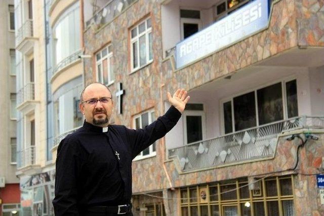 Kilise Pastörü, Terörü Türk Bayrağı Ve Pankartla Lanetledi