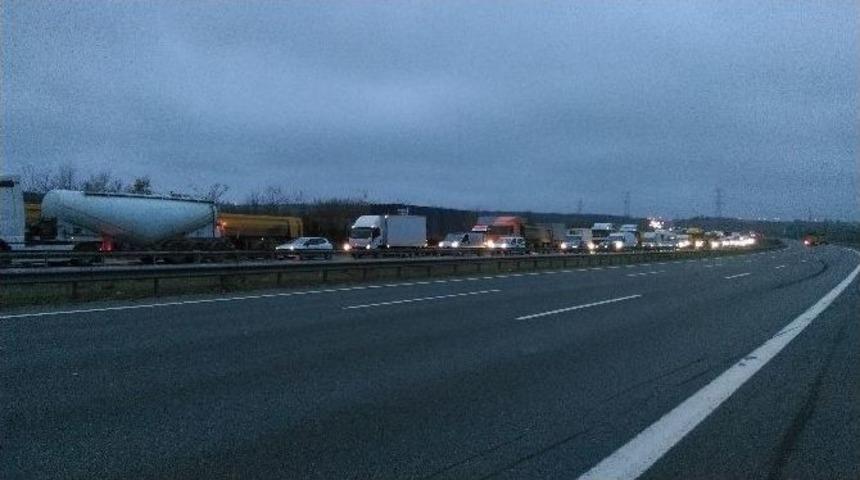 Tem Otoyolu&rsquo;nda Trafik Kazası: 3 Yaralı