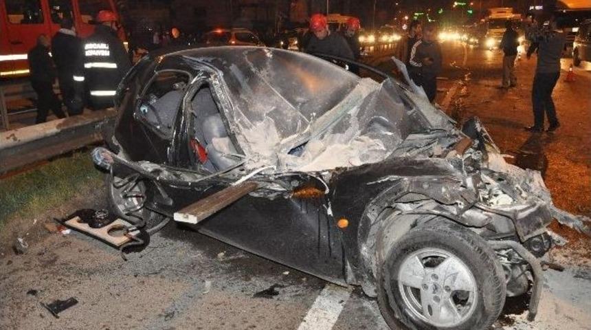 Kontrolden &Ccedil;ıkan Tır Araca Ve İş Yeri Duvarına &Ccedil;arptı: 1 Yaralı