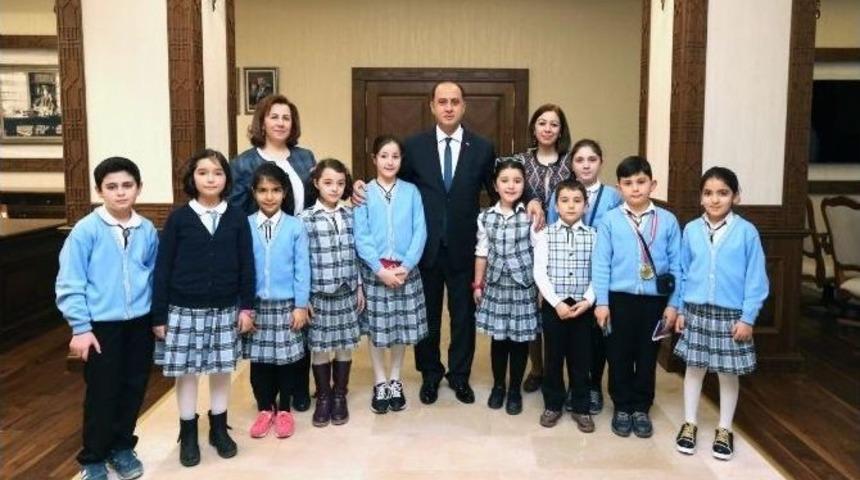Merzifon Atat&uuml;rk İlkokulu&rsquo;ndan Vali &Ccedil;omaktekin&rsquo;e Ziyaret