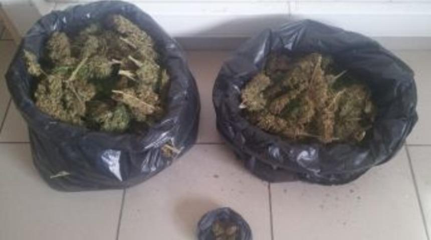 İzmir&rsquo;de Uyuşturucu Operasyonu: 3 Kişi Tutuklandı