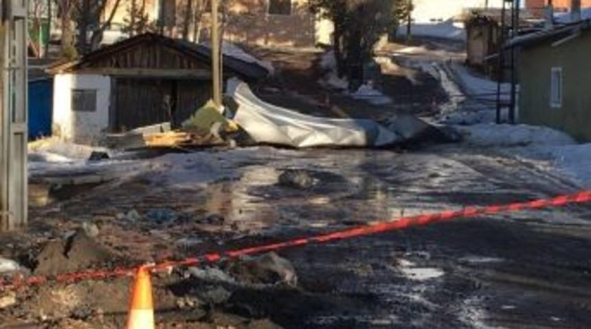 Fırtına Askeri Lojmanların &Ccedil;atısını U&ccedil;urdu